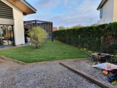 Jardin avec plaque de gazon